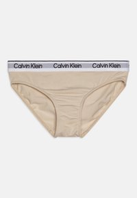 Beige pamut bugyi puha derékpánttal, amelyen fekete és szürke "Calvin Klein" márkázás található. Sima textúra, klasszikus szabás, további funkciók nélkül.