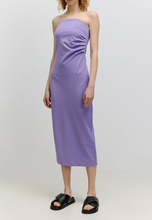 Paarse, strapless maxi-jurk met geplooide textuur op de zijkant. Gekocht met zwarte instapsandalen. Soepele stof en slimfit silhouet.