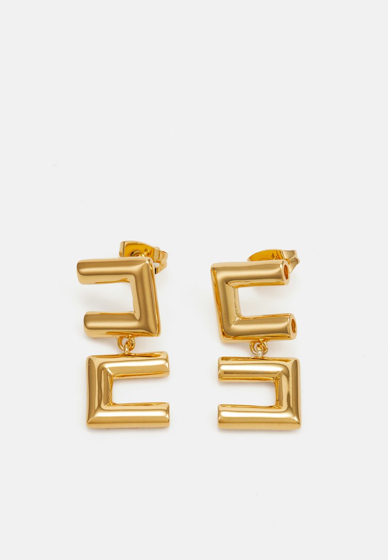 Par zlatnih geometrijskih privjesaka na naušnicama u obliku dviju povezanih otvorenih pravokutnih oblika na bijeloj pozadini.