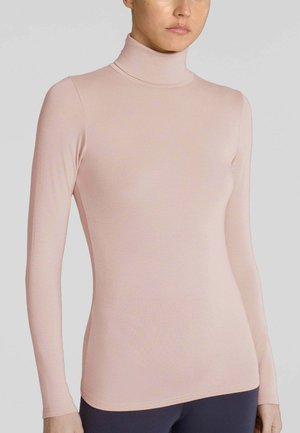 Maglietta a maniche lunghe con collo alto in rosa chiaro, realizzata in un tessuto morbido ed elastico. Presenta una forma aderente e dettagli di cucitura minimi.