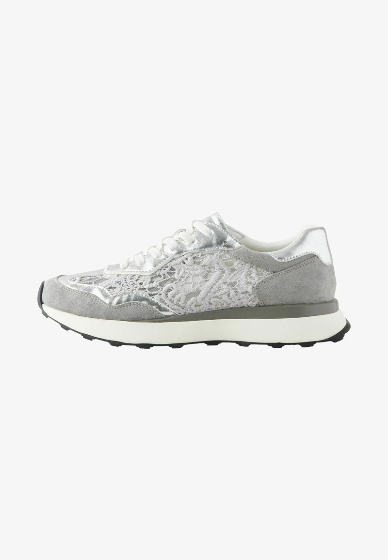 Lysegrå sneakers med en kombination af ruskind og snørelag, sølvdetaljer, rund tå og en hvid mellemsål med skridsikker sål.