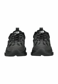 Zapatillas deportivas negras con parte superior de malla y acentos sintéticos, diseño con cordones, suela de goma gruesa y un collar acolchado para mayor comodidad.