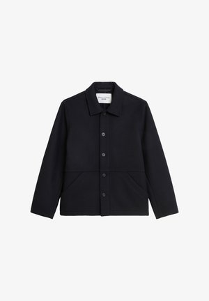 Veste bleu marine en tissu doux, dotée d'un col, de boutons à l'avant et de deux grandes poches latérales. Design simple et structuré.