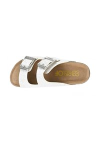 Sandali bianchi slip-on con due fibbie regolabili argentate, una finitura glitterata testurizzata e una soletta marrone. All'interno presentano un marchio stampato.