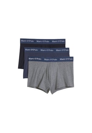 Tres calzoncillos bóxer para hombre doblados en gris, azul marino y negro con cinturillas azul marino que muestran la marca "Marc O'Polo".