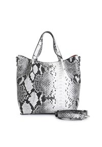 Borsa a tracolla con motivo python in bianco e nero, dotata di manici doppi e tracolla regolabile. Presenta un logo metallico e una finitura texturizzata.