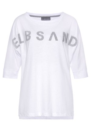 T-shirt blanc ample avec manches trois quarts, texte gris "ELBSAND" sur la poitrine et col rond.