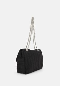 Borsa a tracolla nera trapuntata con catene argentate, forma rettangolare, caratterizzata da una texture morbida e dettagli di cucitura visibili.