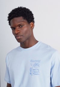 Ellesse TROPICOSA TEE - Marškinėliai su spaudiniu - light blue