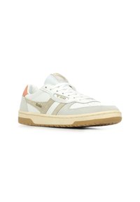 Sneaker bianco con accenti in suede e pelle grigia, strisce laterali beige e suola in gomma. Presenta una punta arrotondata e un design con lacci.