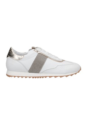 Hvide sneakers med metalgrå accenter og en struktureret grå panel. Har snørebånd fortil og en gummisål med en takkede kant.