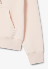 Sudadera con capucha de color rosa claro que presenta un bolsillo frontal, dobladillo acanalado y tejido texturizado con un interior suave.