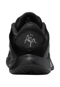 Zwarte sportschoen met een strak ontwerp, gestructureerde mesh hiel en rubberen zool. Opvallend zilveren merkteken detail op de hiel.