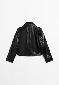 Zwarte jas van imitatieleer met kraag, lange mouwen en een gestroomlijnd ontwerp met een gladde, glanzende textuur.