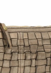 Borsa a mano in pelle intrecciata di un beige chiaro con una superficie testurizzata. Presenta una cerniera dorata e dettagli di cucitura lungo i bordi.