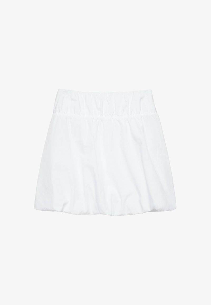 Jupe à taille élastique blanche avec un design froncé et un ourlet légèrement bouffant, isolée sur fond blanc.