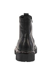 Stivaletti neri in pelle con finitura testurizzata, dotati di una chiusura con zip liscia e una suola in gomma spessa con cuciture bianche a contrasto.