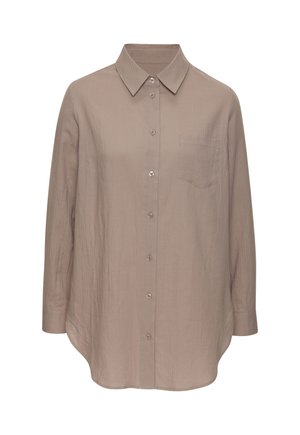 Langärmliges taupefarbenes Hemd mit Knöpfen, Kragen und Brusttasche, mit leicht zerknitterter Textur und abgerundetem Saum.