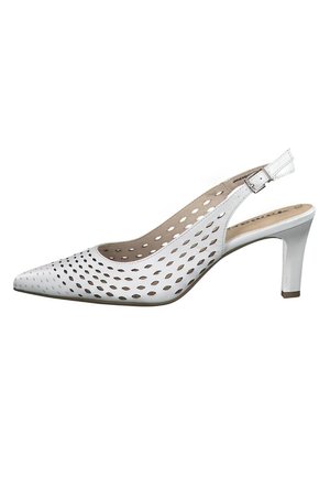 Białe skórzane czółenka na obcasie typu slingback z ostro zakończonym noskiem, wycięciami w kształcie owalnym, regulowanym paskiem z klamrą i średniej wysokości obcasem.