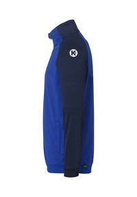 Blå og marineblå jakke med høj krave, lynlås lukning og logo på skulderen; glat tekstur, atletisk pasform, sidelommer.