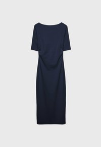 Granatowa sukienka wykonana z gładkiego materiału, z krótkimi rękawami, okrągłym dekoltem oraz dopasowanym krojem z marszczeniem z tyłu.