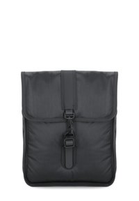 Borsa a messaggero nera con una finitura liscia e opaca, dotata di un flap anteriore, chiusura a scatto e una texture sottile. Accentuata da elementi di design minimalista.