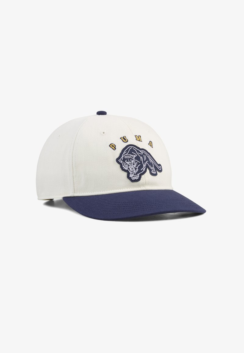 Casquette de baseball blanche à visière bleu marine, avec un logo puma bleu marine et le texte jaune "PUMA" au-dessus, sur le panneau avant.