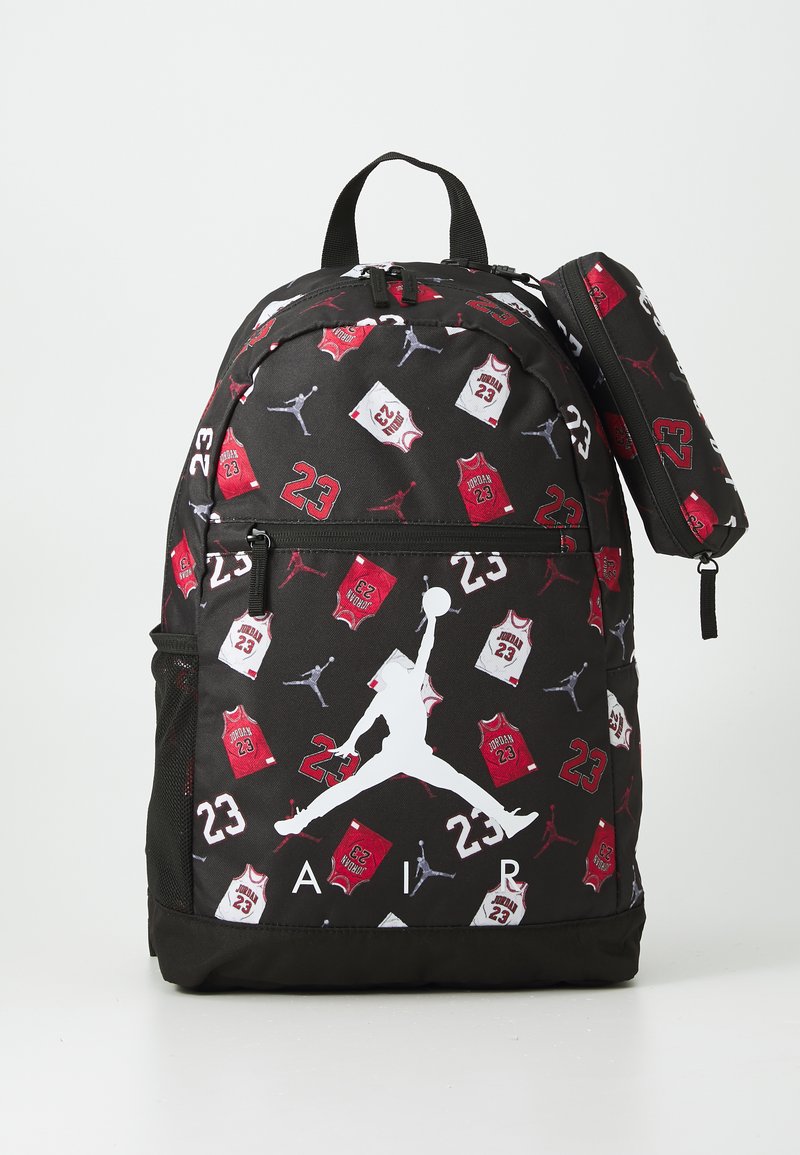 Schwarzer Rucksack mit grafischem Muster aus roten Trikots und Jordan-Logos. Bietet ein auffälliges weißes Jumpman-Logo und eine befestigte kleine Reißverschlusstasche.