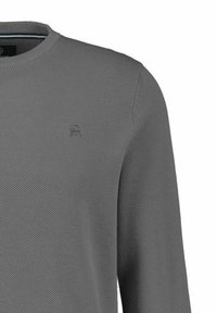 Grijze trui met een textuurgebreid ontwerp, ronde hals en een klein logo-accent op de borst.