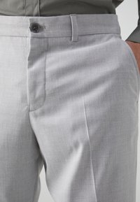 Selected Homme SLHSLIM CEDRIC STRUCTURE SUIT - Odijelo - medium grey melange