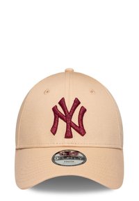 Beige verstellbare Baseballkappe für Jugendliche mit gebogenem Schirm und maroon gesticktem "NY"-Logo in der Mitte vorne.