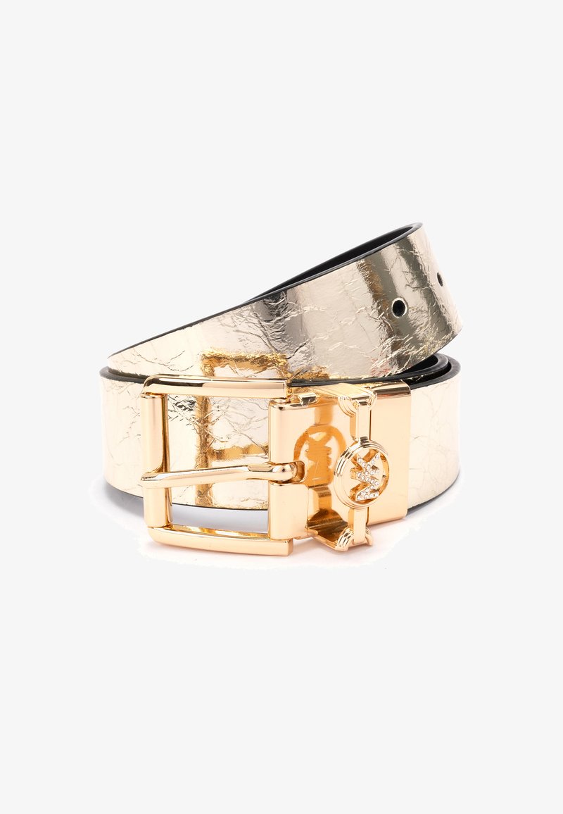 Metallic goude riem met een gestructureerde afwerking, voorzien van een glanzende gouden vierkante gesp met details. De binnenkant is zwart en de riem heeft gaatjes voor aanpassing.