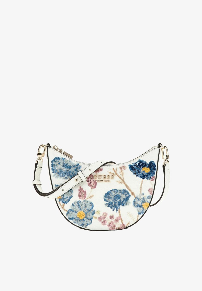 Bolso floral con un cuerpo blanco, que presenta diseños de flores azules y moradas. Fabricado en material texturizado, con cierre de cremallera y correa ajustable.
