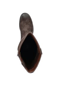 Bottine en daim marron avec un bout rond, fermeture éclair latérale et détails cousus le long des bords. L'intérieur est doté d'une doublure noire.
