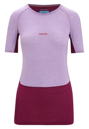 Koszula z krótkim rękawem w jasnofioletowym i ciemnoczerwonym kolorze, wykonana z miękkiej tkaniny. Posiada okrągły dekolt oraz kontrastowe przeszycia, a także logo na piersi.