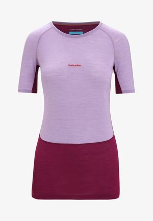Koszula z krótkim rękawem w jasnofioletowym i ciemnoczerwonym kolorze, wykonana z miękkiej tkaniny. Posiada okrągły dekolt oraz kontrastowe przeszycia, a także logo na piersi.