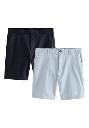 To par skræddersyede herreshorts, én sort og én lysegrå, begge med knaplukning og sidelommer, vist fladt på hvid baggrund.