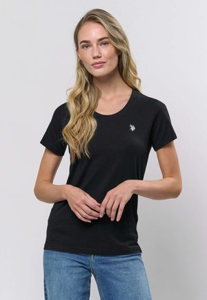 Sort bomulds-T-shirt med klassisk rund halsudskæring, korte ærmer og et lille broderet emblem på venstre bryst.