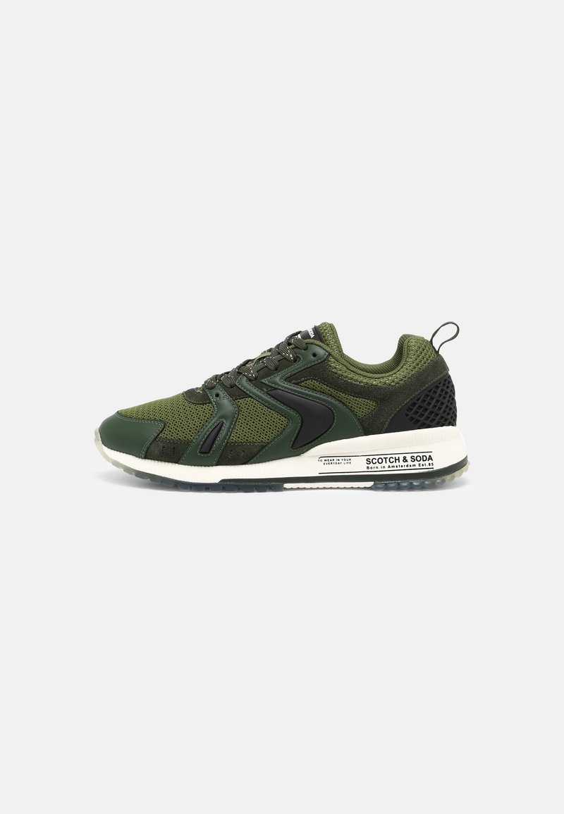 Sneaker verde e nero con texture miste in mesh e pelle, suola bianca e branding "Scotch & Soda" sul tallone laterale.