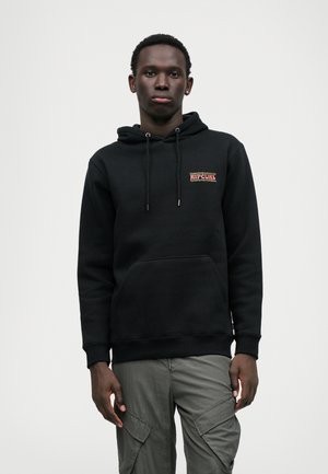 Zwarte hoodie met een voorzak en trekkoorden. Heeft een getextureerde logopatch in rood en wit op het linker borstgedeelte.