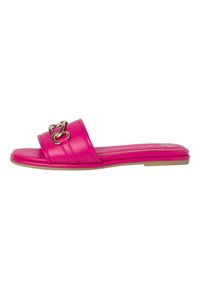 Sandalini piatti di un vivace colore rosa con una larga fascia decorata con dettagli di catena dorata intrecciata e una suola color marrone.