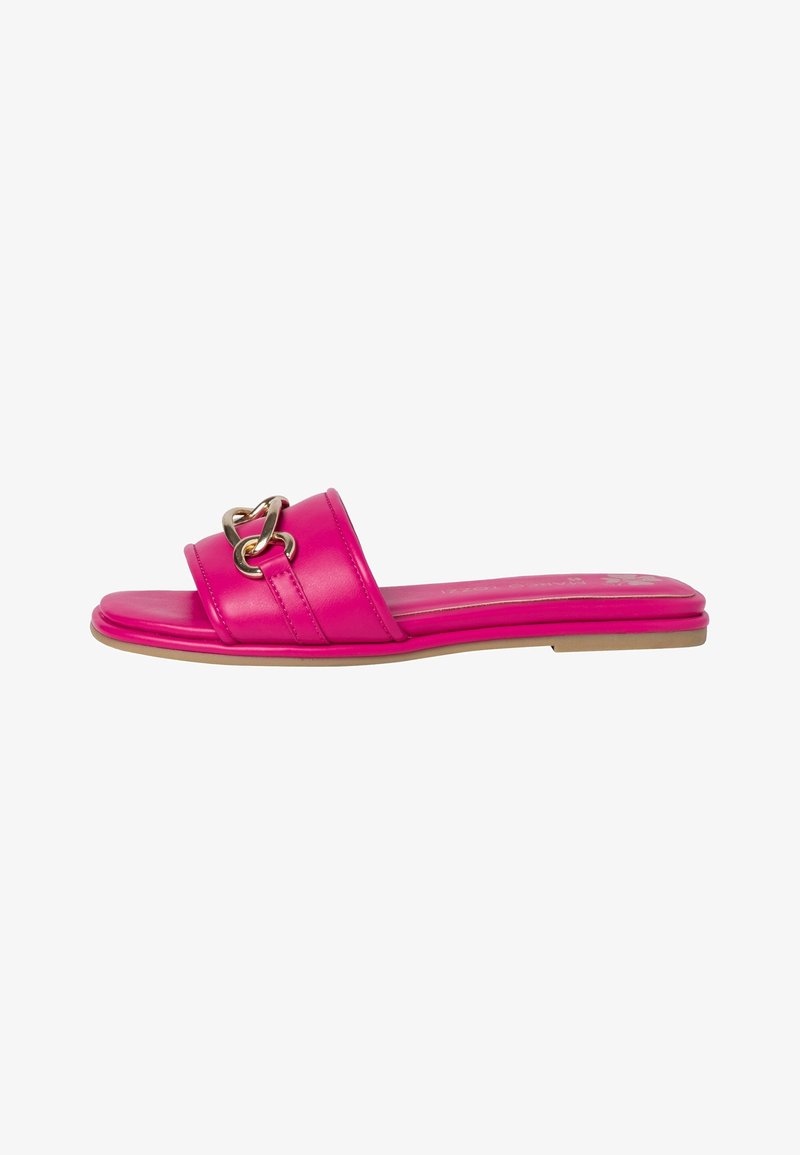 Sandalini piatti di un vivace colore rosa con una larga fascia decorata con dettagli di catena dorata intrecciata e una suola color marrone.