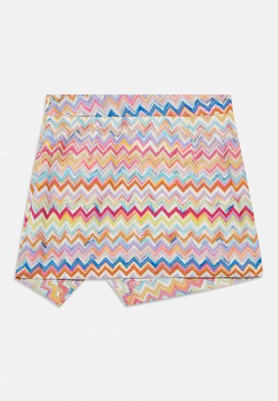 Πολύχρωμο σορτς με μοτίβο ζιγκ-ζαγκ, κατασκευασμένο από υφασμα με υφή, που παρουσιάζει γραμμές ζιγκ-ζαγκ σε αποχρώσεις ροζ, μπλε, πορτοκαλί και κίτρινο.
