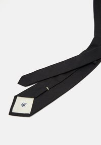 Schwarze gewebte Krawatte mit spitzem Ende. Verfügt über ein hell gefärbtes Innenetikett mit blauem Logo. Minimalistisches Design und glatte Textur.