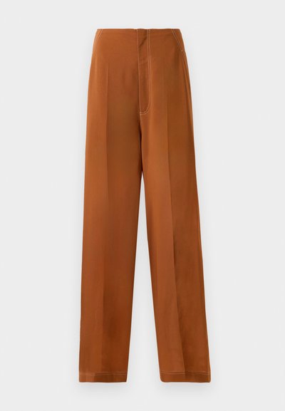 Široke hlače v tople rjavi barvi, z gladko teksturo, visokim pasom in kontrastnim belim šivom ob šivih.