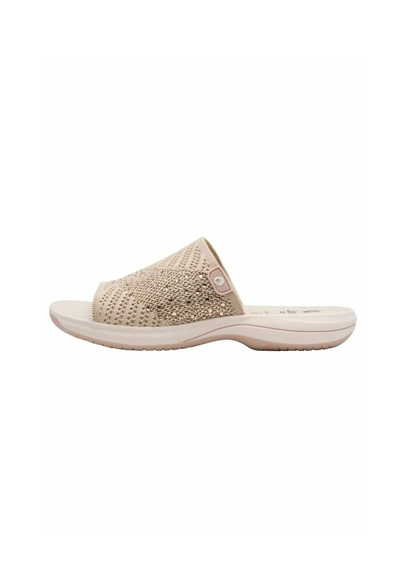 Sandales à glissière beiges avec un dessus en tissu texturé présentant un motif en diamant, une semelle rembourrée et un design ouvert à l'avant.