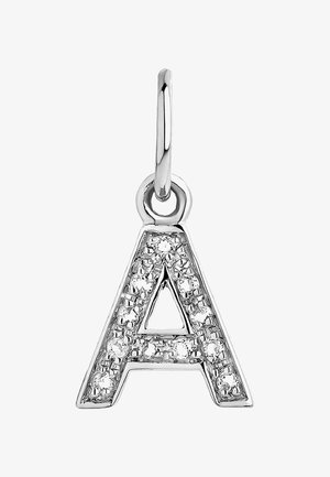 Colgante de plata en forma de letra "A" con gemas claras incrustadas. Presenta un anillo de salto redondo en la parte superior para su sujeción. Acabado pulido.