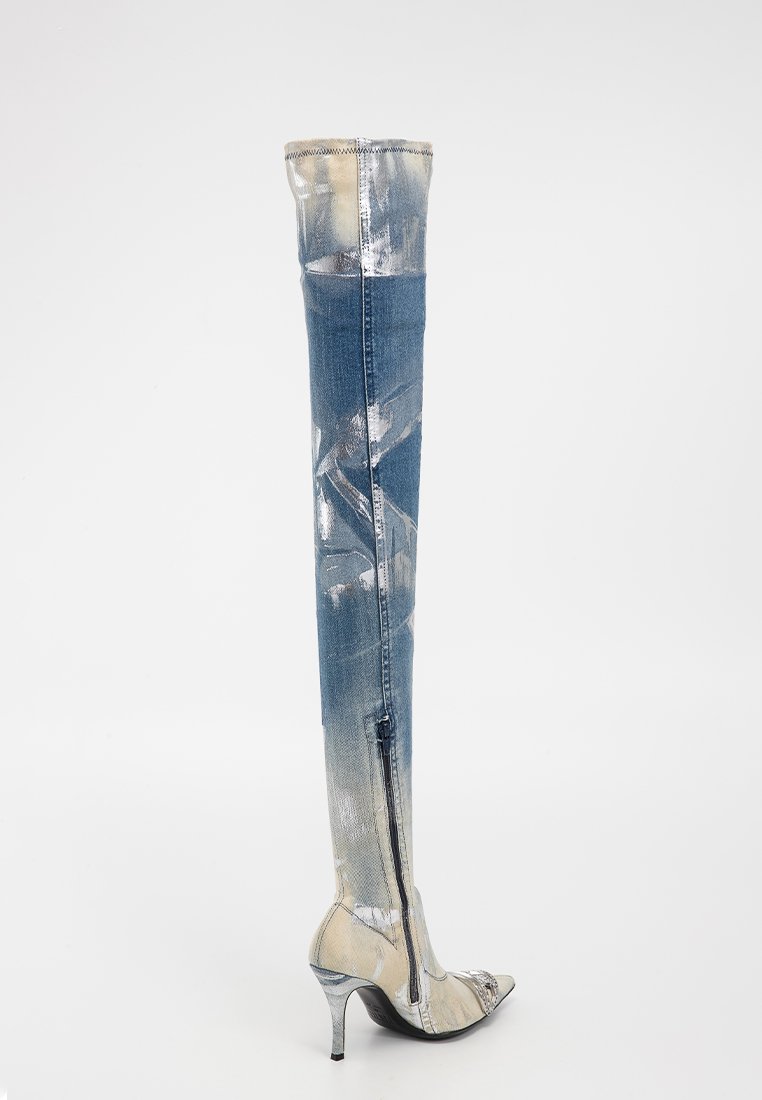 Stivale oltre il ginocchio con tacco a stiletto in materiale denim metallico blu e argento, con cerniera laterale, punta affusolata e tacco sottile.