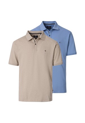 To sammenfoldede kortærmede poloer, den ene beige foran og den anden blå bagved, begge med kraver og små broderede logoer på brystet.