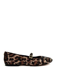 Scarpa piatta con stampa leopardata e paillettes, colori nero e marrone, punta arrotondata, cinturino sottile con fibbia decorativa, superficie testurizzata.